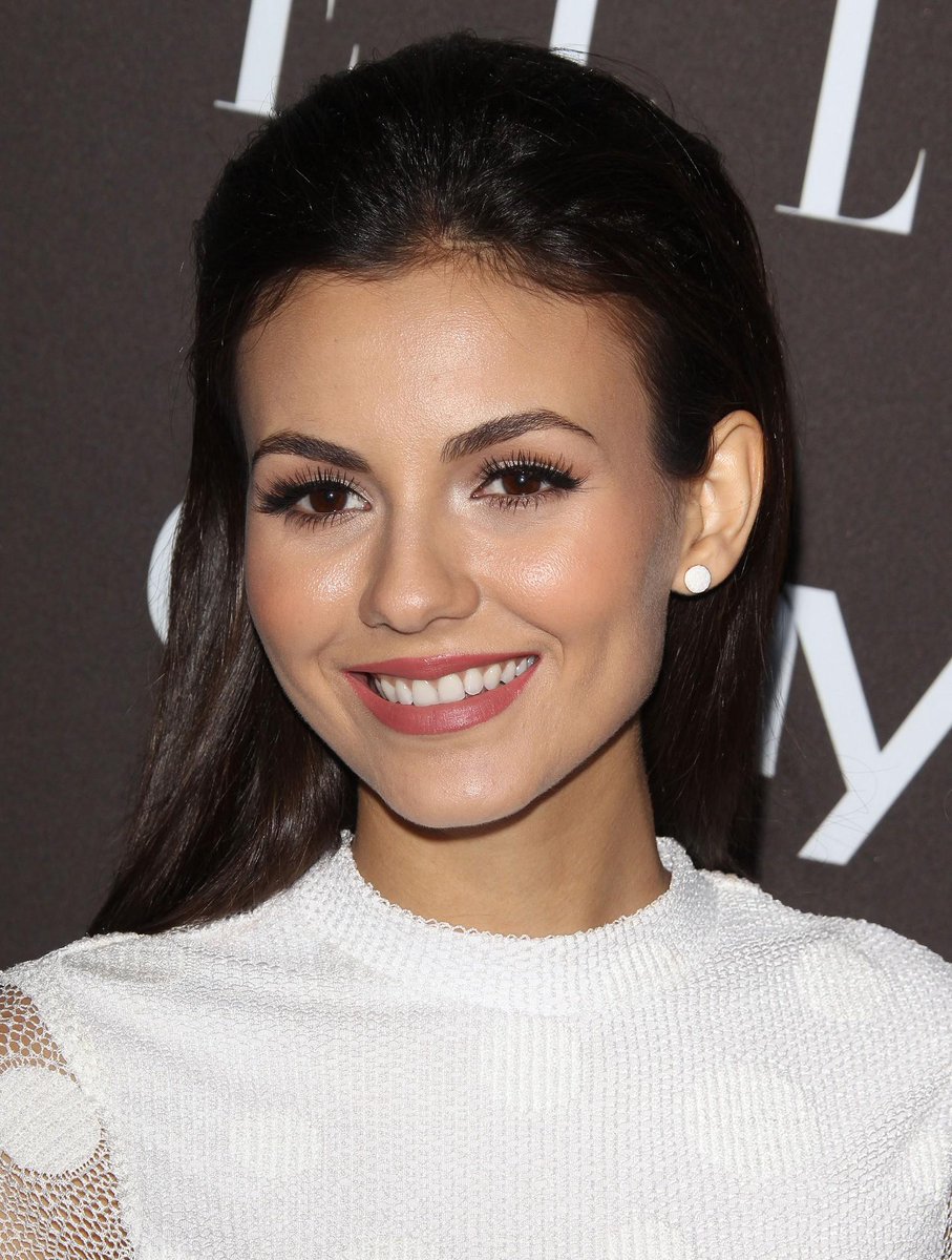 EyeCandyFrance's tweet photo. #PHOTOS Victoria à la fête de ELLE : http://t.co/arYJVOXf2g