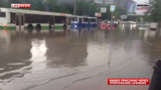lifenews_ru's tweet photo. Москвичи присылают видео затопления улиц после грозы
Видео: http://t.co/71LUBBGbwe
#БезКомментариев http://t.co/BTMFpe1UFL