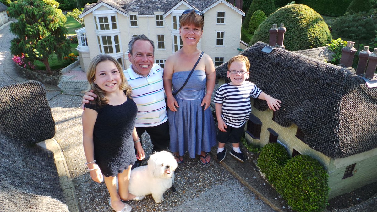 Look who came to visit! Watch ITV1 tonight 8pm Weekend Escapes with Warwick Davis <a href="/WarwickADavis/">Warwick Davis</a> #isleofwight