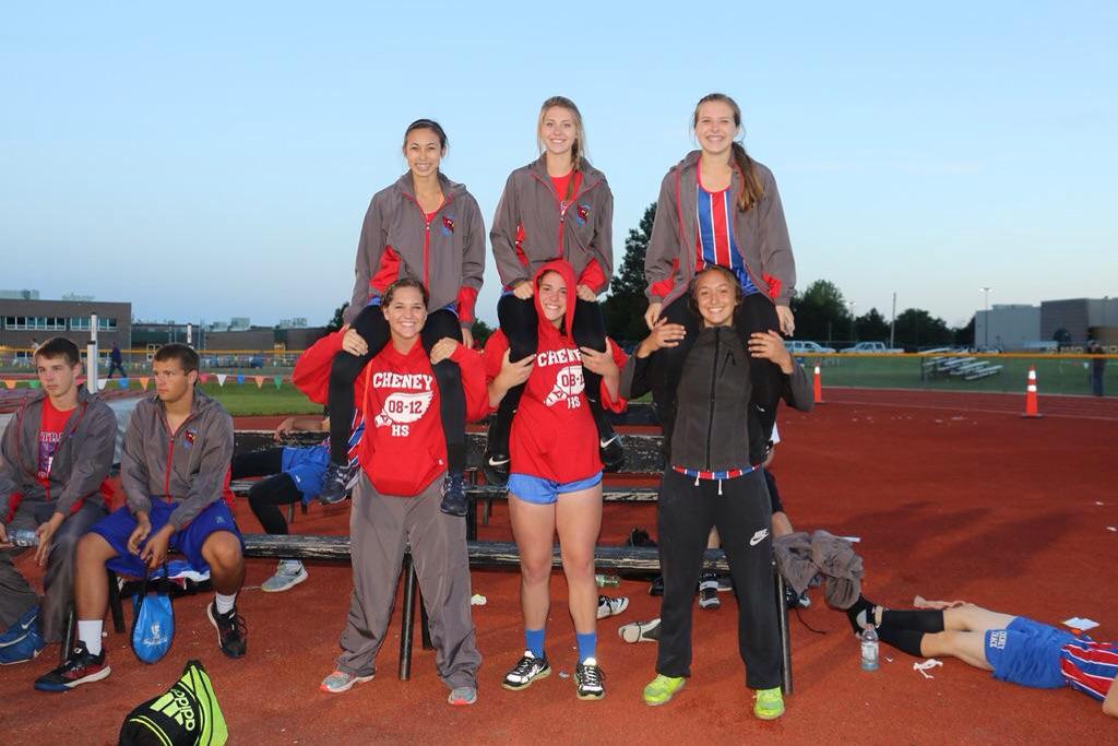 ehays21's tweet photo. Glad I got to spend my track season with these girls. ☺️🏃❤️💙 #track2015 http://t.co/YLpJP2F94k