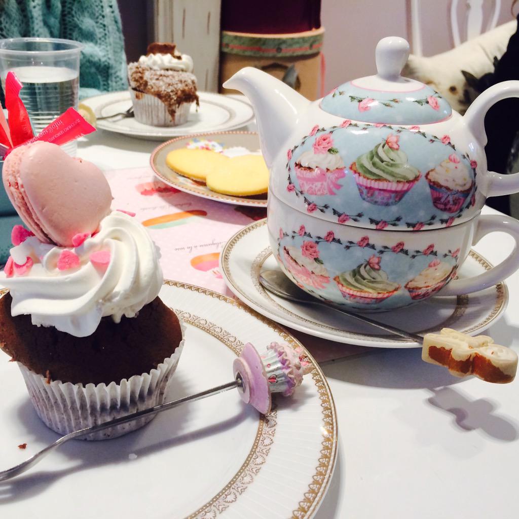 DonutsGirl90's tweet photo. Tea Time 💗☕️💗
#tea #chocolate #cupcake #pink #macaron #sweet #love #food #forever #like #alice #wonderland #naples http://t.co/Gk0Jd59Rwt