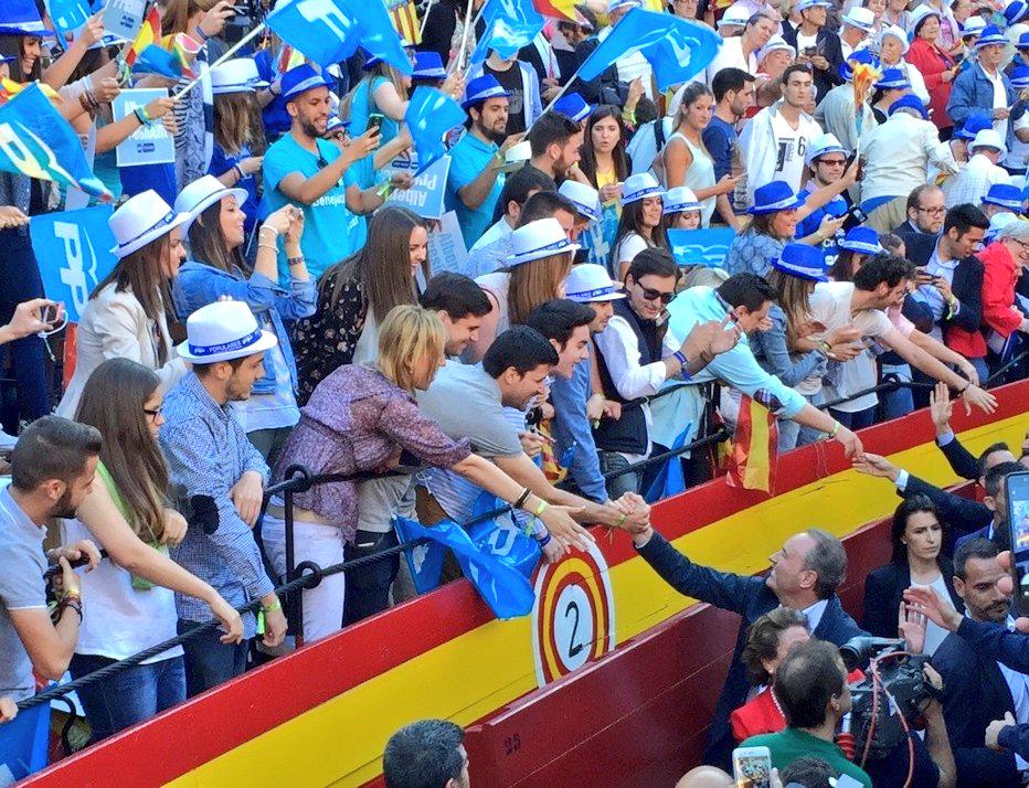 francescjmb's tweet photo. Gran mitin del @PPopular en la plaza de toros de #Valencia con compañeros de @NNGG_CV. #EntreTots #AlbertoPresident! http://t.co/KQN8SmNNFF