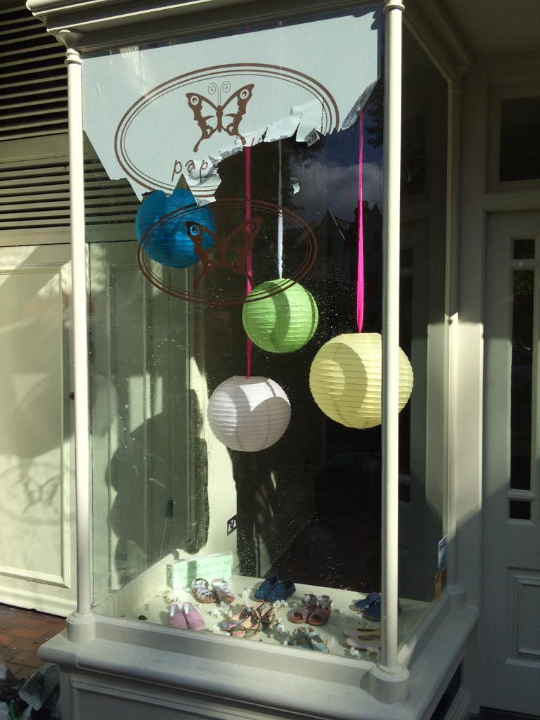 Screens are coming off at Papouelli... Getting ready to open <a href="/ParsonsGreenery/">Parsons Green</a> <a href="/FulhamRJ/">Fulham RJ</a> <a href="/Fulhamsw6com/">FulhamSW6</a> <a href="/ForMumsFulham/">ForMums Fulham</a>