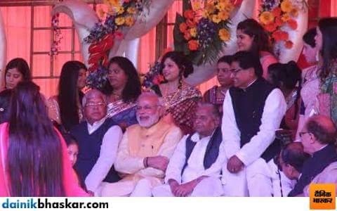 DrJwalaG's tweet image. Ppl criticize Namo but love 2 invite him 4 family weddings n take pics ! 
#ModiWinsHearts