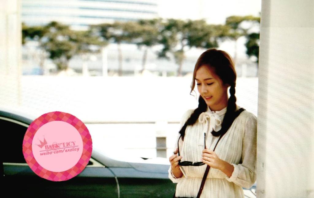 [PIC][22-05-2015]Jessica khởi hành đi Thái Lan để tham dự FanMeeting "JessicaSweetDayinThailand" vào chiều nay CFnAa7JUEAAy9IW