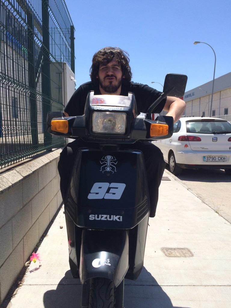 Diego_kilo's tweet photo. A todo gas con @marcmarquez93 sin casco y a lo loco. http://t.co/JNDV87vlkl