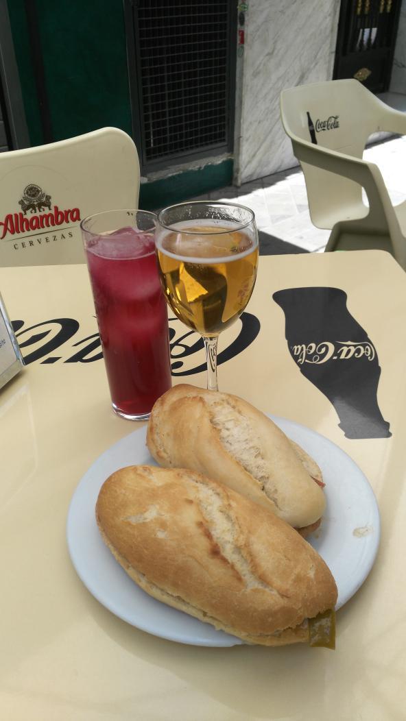 mmarreina's tweet photo. Así se celebra la entrega del TFG, luego más y mejor :) @Esther_MC92 http://t.co/NBzu7eU9Ta