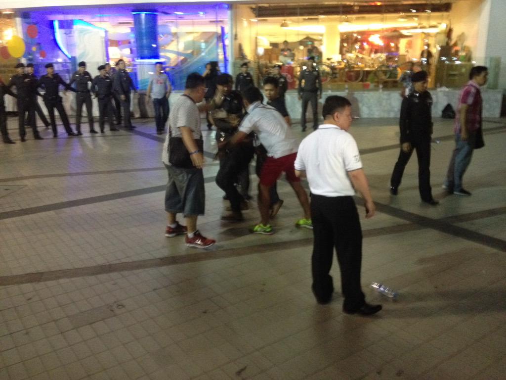 nokhook80381's tweet photo. Anuthee Dejthevaporn on Twitter: "19.20น.  จนท.ใช้กำลังควบคุมตัวนศ.แล้ว http://t.co/AbKGYXTohP" https://t.co/uwkJte4jNv -- shared by UC Mini