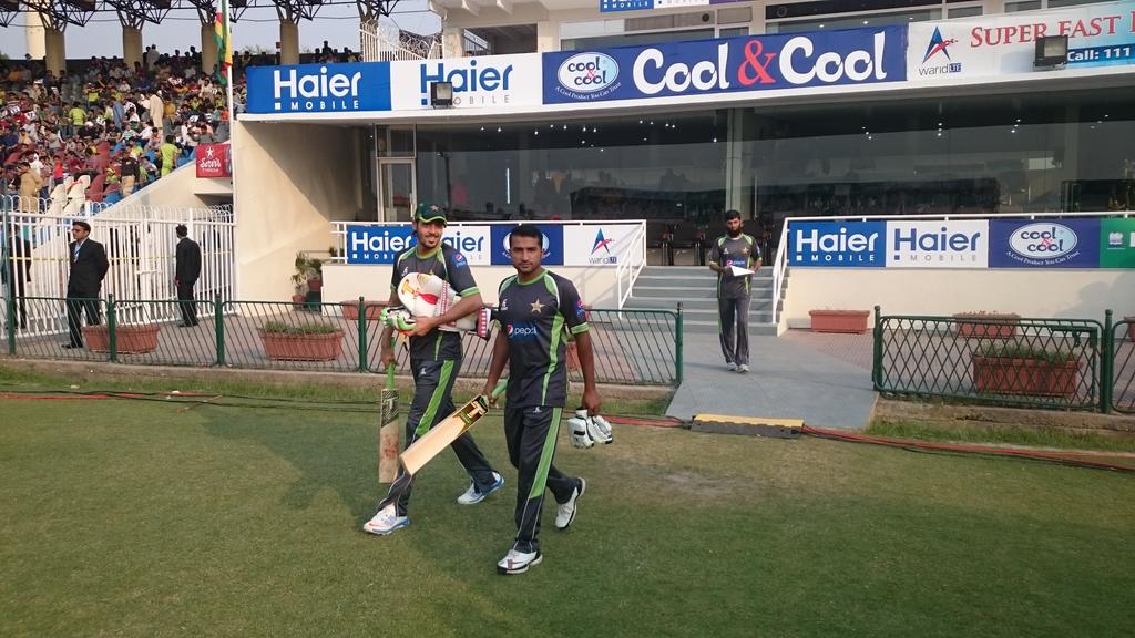 TheRealPCB's tweet photo. Huge roars as the players come out to warm up #CricketComesHome #PAKvZIM http://t.co/hUaAampDSd