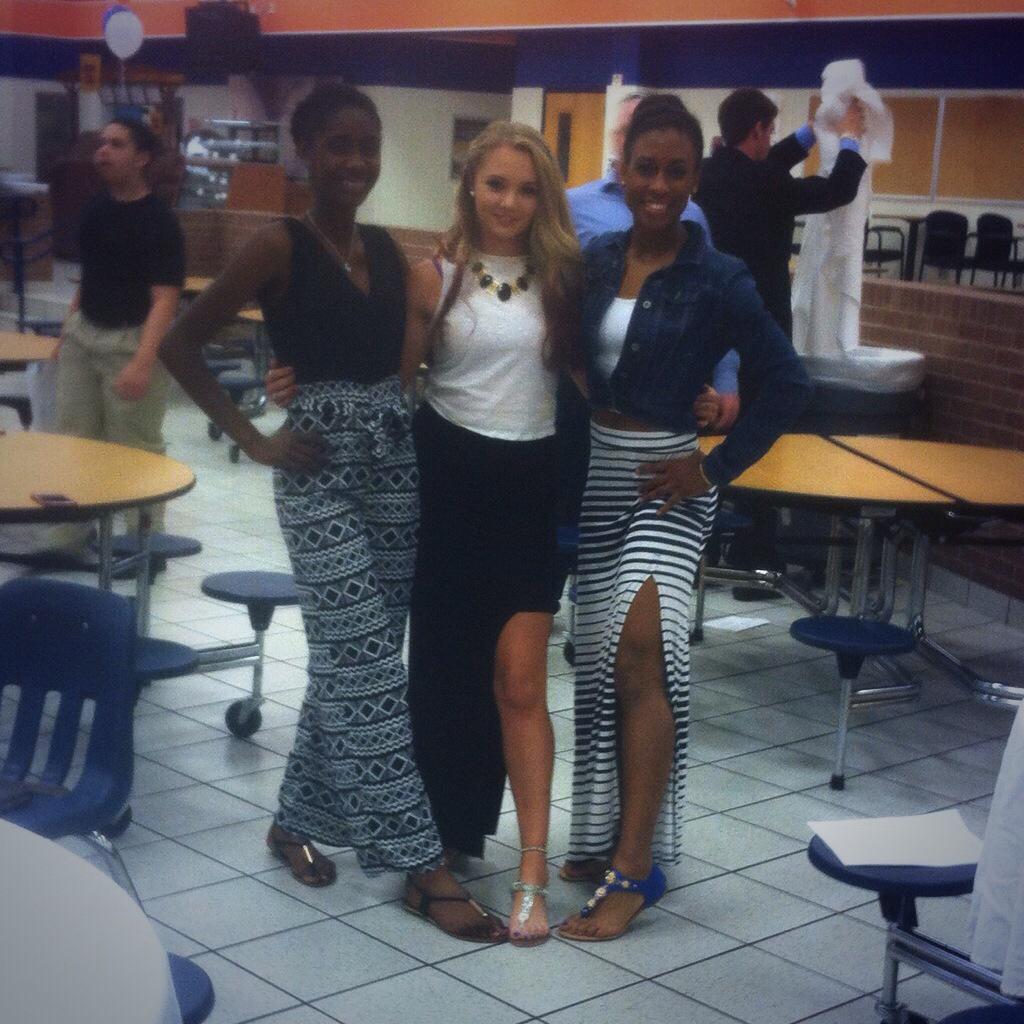 LaurynTevo515's tweet photo. This team was the best memories I had my Junior year! All of you did amazing this season! #FeelingBlessed #TRACK2k15 http://t.co/fbWNqvAIqu