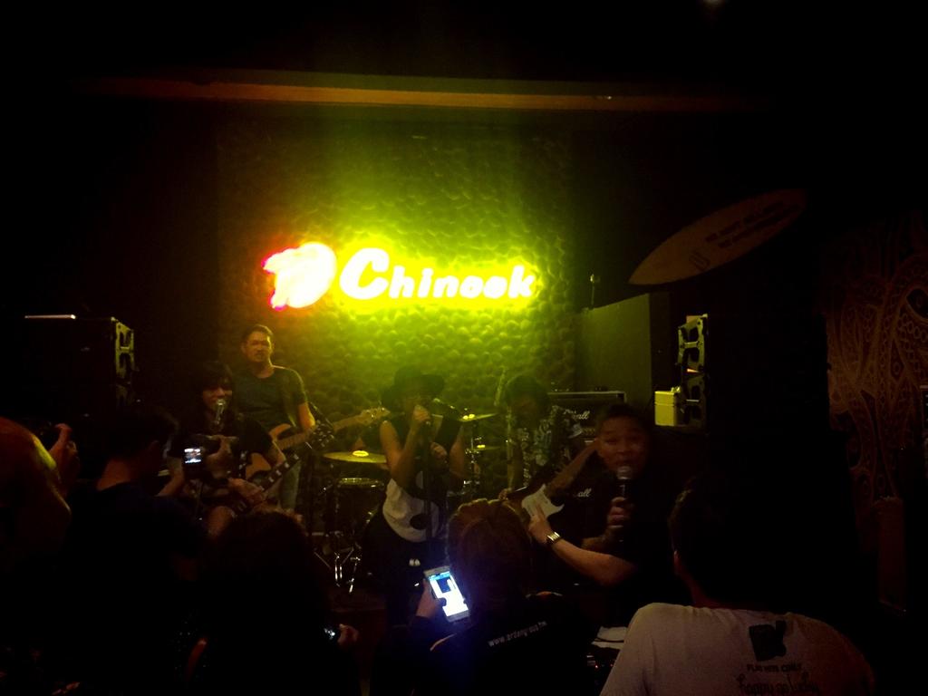 Bradio956FM's tweet photo. Lagu ketiga dari @__rif >> Radja | Now on #FridayInLoveDating live @chinookcafe http://t.co/k2ghgghcmL