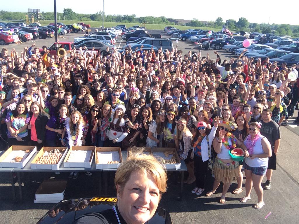 EastClassOf15's tweet photo. congrats to all of the seniors in the Class of 2015. Thanks for a great year! ❤️🎓🎉 http://t.co/L0XqAENzSS