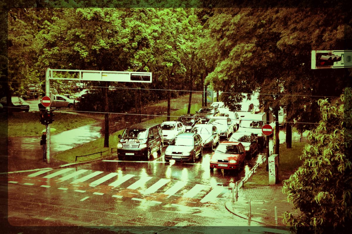 Pogled s našeg prozora popraćen zvukovima #autotruba odaje dojam da je danas #petak