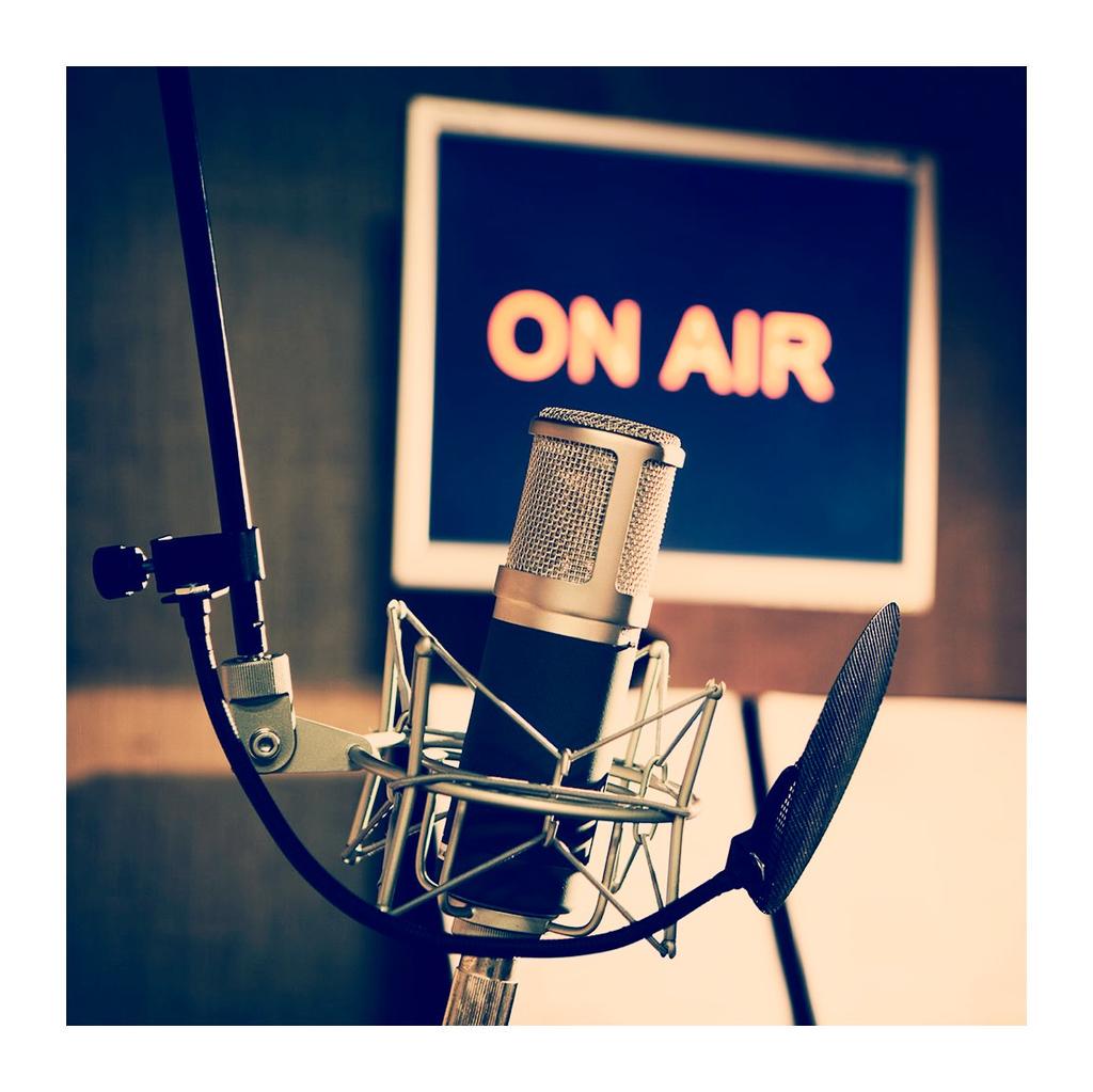CulturadeBrand's tweet photo. Aquesta nit l'@EnricFabregas, l'@Angeldlhs, la @IrinaGarciaM i la @Tere_Crespo_ t'esperen a @CulturadeBrand 104.6 http://t.co/JQZRnMzbL6
