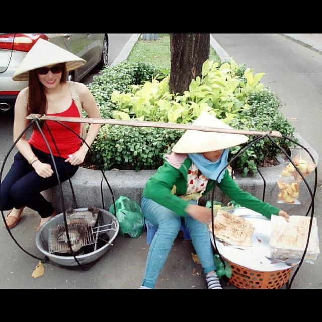 VoyagesLive's tweet photo. local street vendor #Saigon #vendor #street #streetvendor #ripoff #red #conehat #camon #tr… http://t.co/G3BqMTj5ND http://t.co/CuLwUQfo3T