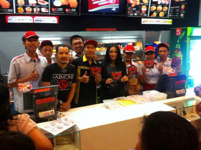 Sebelum ke venue acara kak <a href="/tantrikotak/">Tantrisyalindri</a> dan <a href="/cellakotak/">cella kotak</a> menyempatkan visit <a href="/KFCINDONESIA/">KFC Indonesia (Jagonya Ayam!)🔥</a> Pegok Bali seru bli