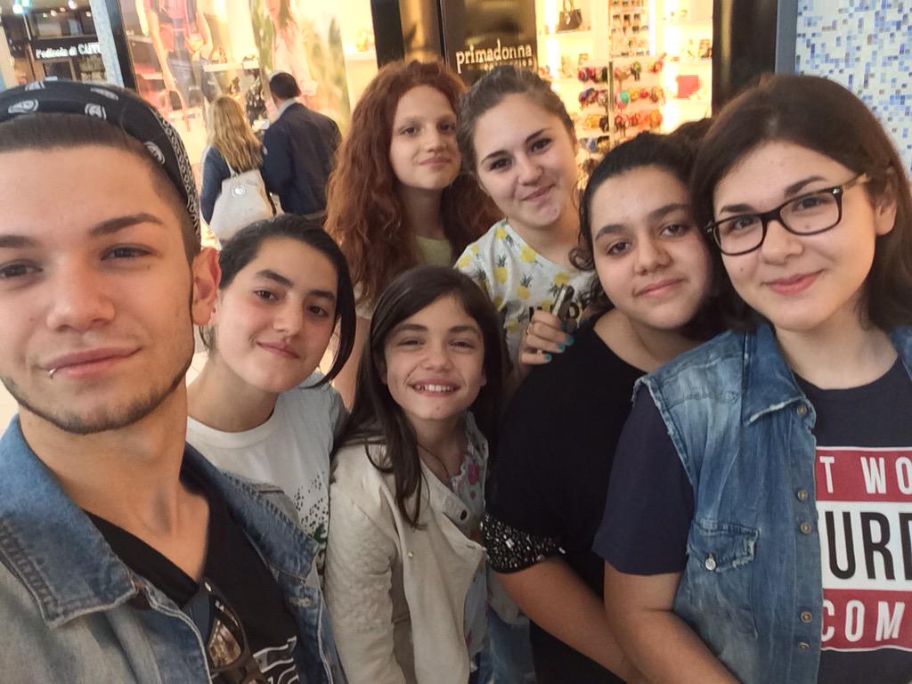 RealAlbericoyes's tweet photo. Incontri causali 🎉❤️

#DeGigline http://t.co/G54D7QJDu0