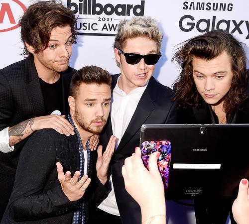 kaitomomi12's tweet photo. #OneDirectionOnBBMAs
一緒にインカメで写真撮りたい📷💕 http://t.co/exgYHFGaMm