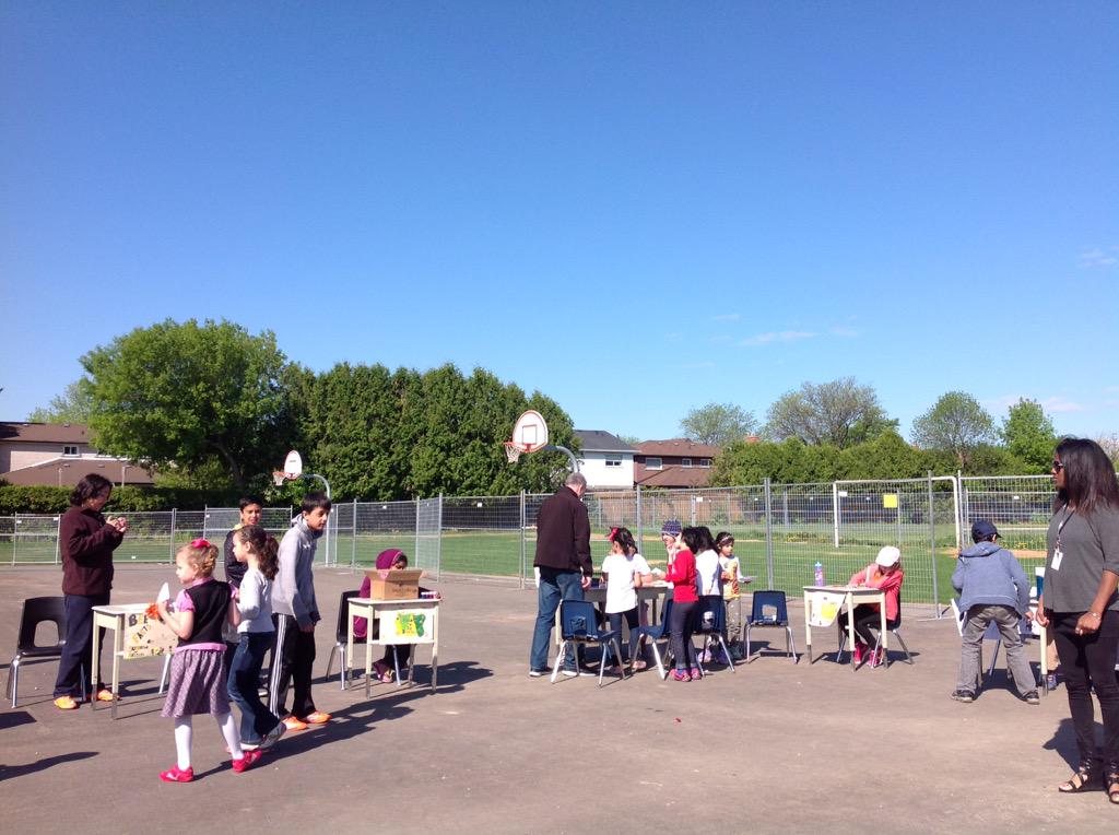KirkbyClass's tweet image. Kids Enjoying the Bee Fair!!!! #kirkbykids #alwaysbeelearning