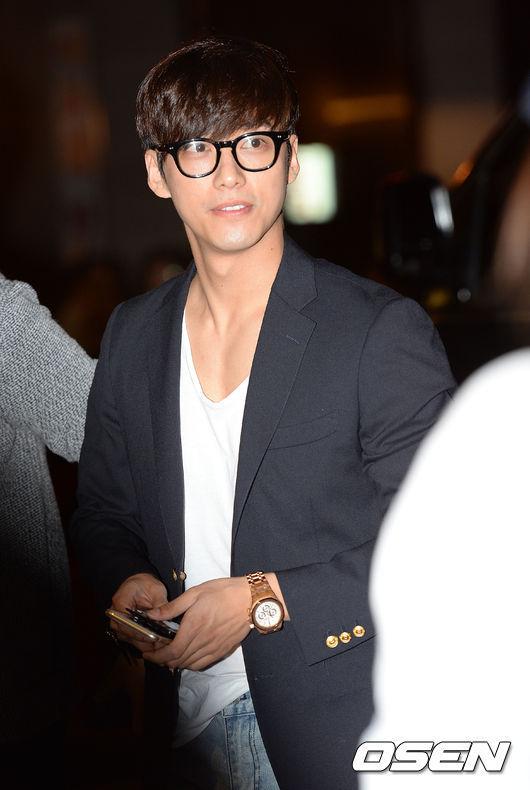 TheDramaKorea's tweet photo. Nam Goong Min saat pesta perpisahan drama SBS "The Girl Who Sees Smells". http://t.co/EqEuRsW2ON
