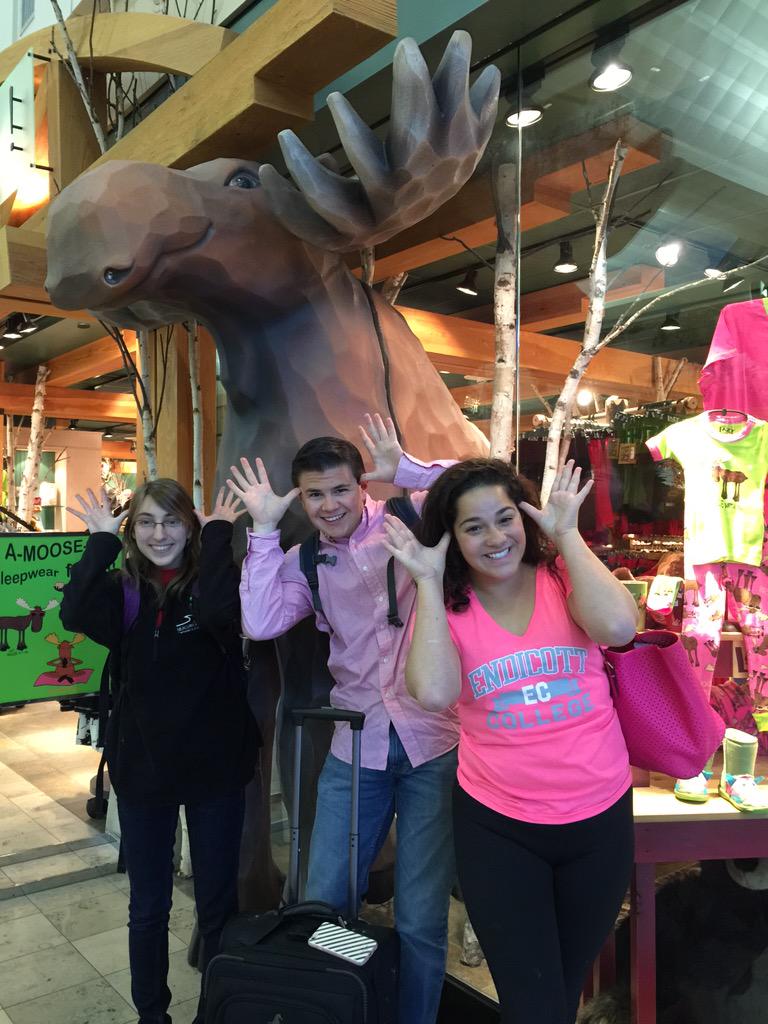 We meet a moose on our adventure through the #Minneapolis airport! Almost to <a href="/NACURH2015Fairy/">NACURH 2015</a>! <a href="/NEACURH/">NEACURH</a> #mooselove