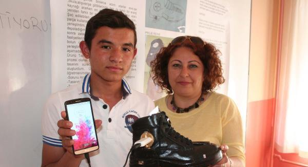 Yürürken telefon şarj eden bot yaptı internet1.co/guncel/yururke…