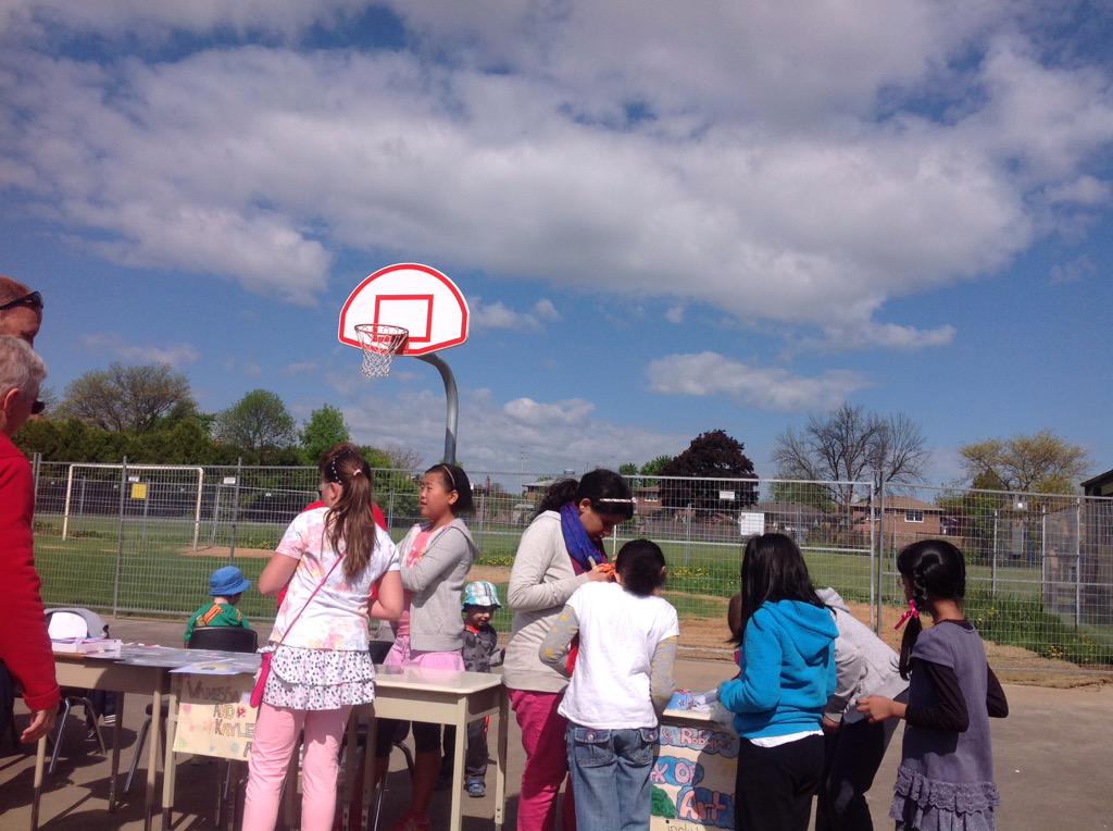 KirkbyClass's tweet image. Kids taking some bee stuff!!! #beefair #alwaysbeelearning #kirkbykids @TOBeeRescue