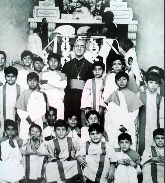 Una foto del recuerdo cuando serví a la iglesia junto a Monseñor Romero en mi natal Usulutan.