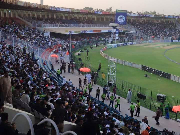 LifeLensScape's tweet photo. #CricketComesHome #ThankYouZimbabwe #PakistanZindabad #CricketWelcomeBackToPakistan #PAKvZIM #Lahore #crickethour http://t.co/iRSsKTNCFm