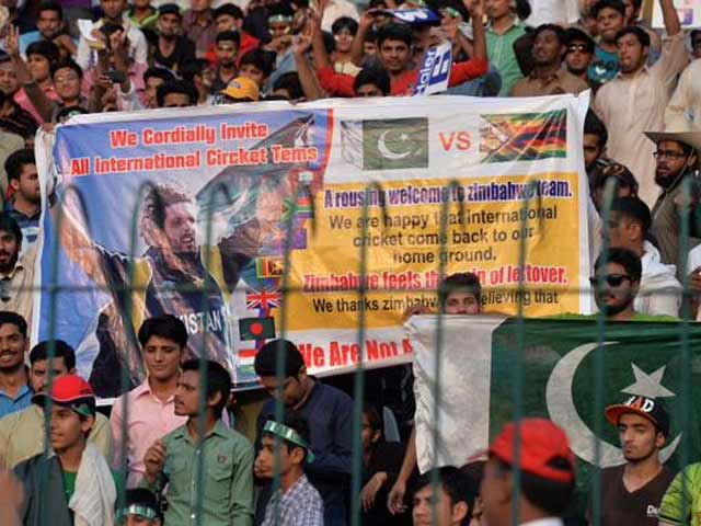 LifeLensScape's tweet photo. #CricketComesHome #ThankYouZimbabwe #PakistanZindabad #CricketWelcomeBackToPakistan #PAKvZIM #Lahore #crickethour http://t.co/iRSsKTNCFm