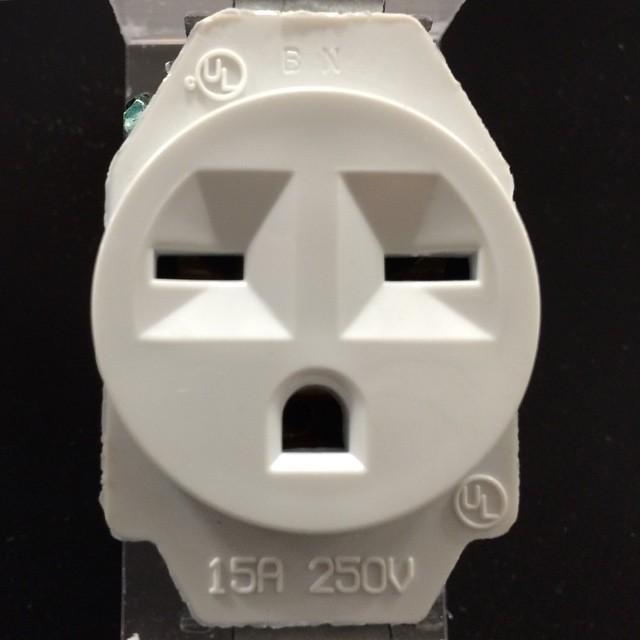 dchapdelaine's tweet image. #Facesonthings #fixStuff #oldHouse ift.tt/1FD9iYD