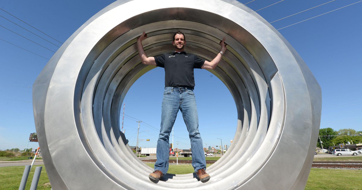 FastenerNews's tweet photo. World's biggest nut goes up in Green Bay http://t.co/RRHVzwTEnz #PackerFastener #BIGNuts #Fasteners #Fastlink #Nuts http://t.co/W6mDgcElL1