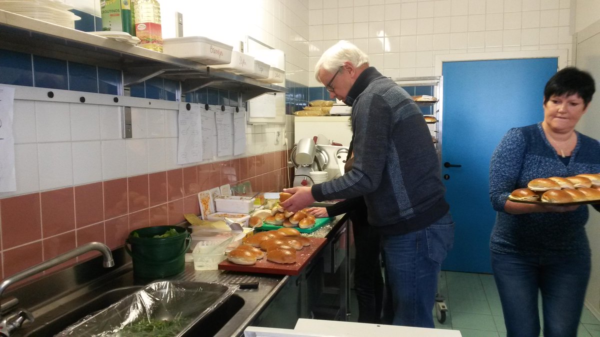 rob_televisie's tweet photo. Provinciegouverneur De Witte doet vrijwilligerswerk in Centrum Ganspoel #Huldenberg http://t.co/4b1p3lgXEI #robnieuws http://t.co/jQ4FJl8tNL