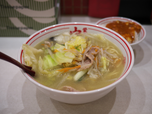 tommolux50's tweet photo. 塩タンメン＋その他。初非辛メニュー。食べ始めこそは「普通っ！」って感じだったが、途中から麺の乳化作用による液体油と旨み塩汁が邪融合した正体不明なコク旨さに中本の奥深さを垣間見た＠中本上板橋本店 #NKHC #OnlyFoodPhoto http://t.co/lm44lpKB5q