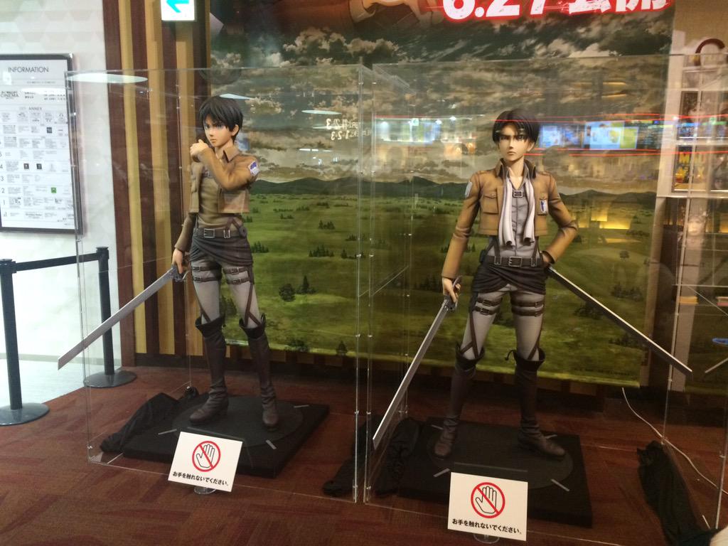 アニメ 進撃の巨人 公式アカウント 本日より新宿バルト9 にてエレンとリヴァイの等身大フィギュアを設置しております 是非 チェックしてみてください 現在 前売券第2弾も販売中 劇場版 進撃の巨人 後編 自由の翼 は6月27日より公開です お楽しみ