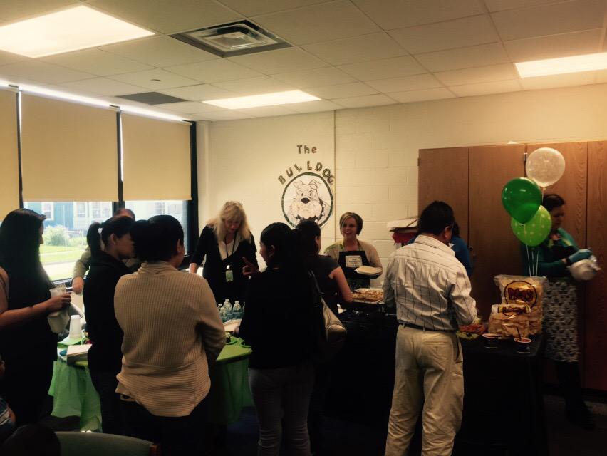 SFBulldogs67's tweet image. Teachers pause to serve parents and thank them for supporting Stephen Foster! #ipsfamilyengagement