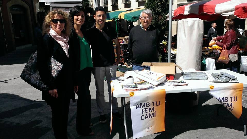 ciulabisbal's tweet photo. Gràcies @montsesurroca per acompanyar-nos l'últim dia de campanya a la parada! #gentdeconfiança http://t.co/k3JHQYuL1j