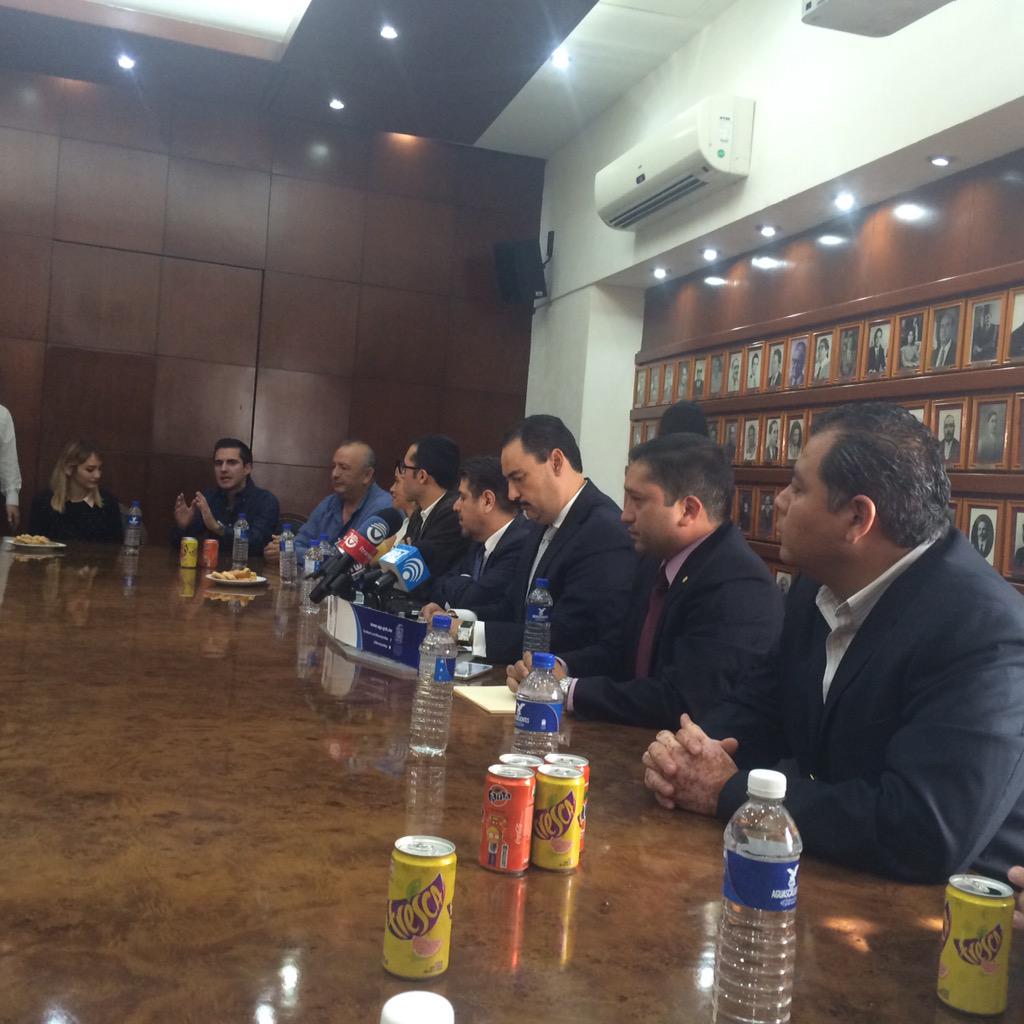 CimtraGolfoCent's tweet photo. Firma de Convenio de Colaboración CIMTRA con Gobiernos Municipales de Aguascalientes #Transparencia #GobiernoAbierto http://t.co/3i1wncUQe0