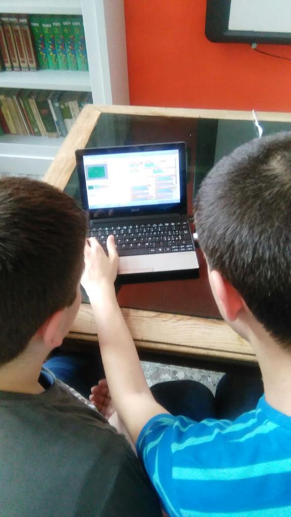 CDRotondella's tweet photo. I bambini sono alle prese con Scratch http://t.co/8PxDbzyIcM