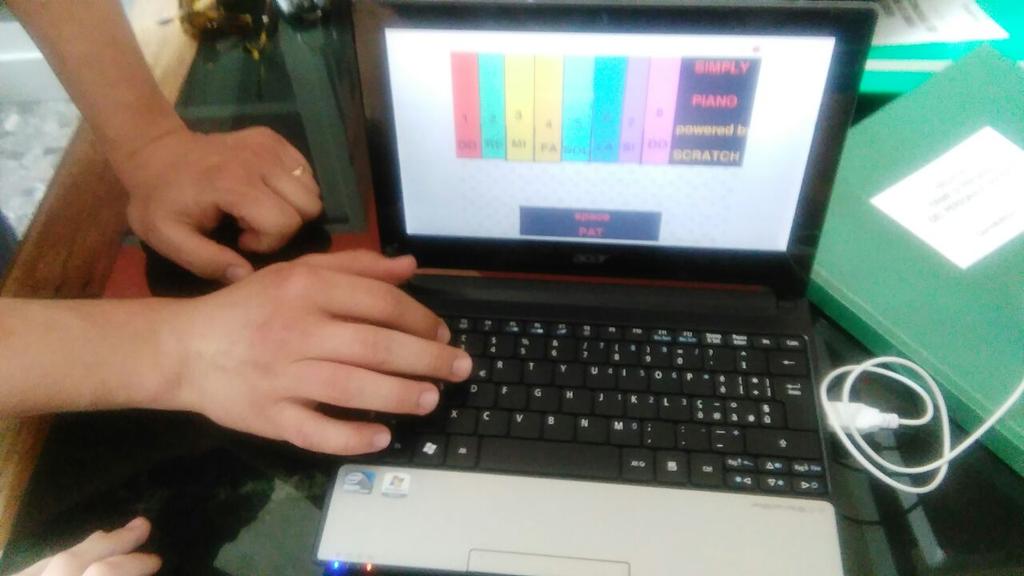 CDRotondella's tweet photo. Luigi ci mostra la tastiera che ha creato con Scratch! Che forza i nostri ragazzi!! http://t.co/k1B1L65ZO8