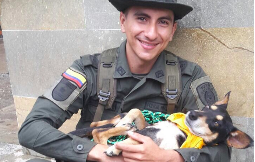 CNNEE's tweet photo. "No lo pensé dos veces, porque es una vida", dice el policía que salvó a un perro en #Salgar http://t.co/lMTIJI5xuc http://t.co/N6UW3XgGB2