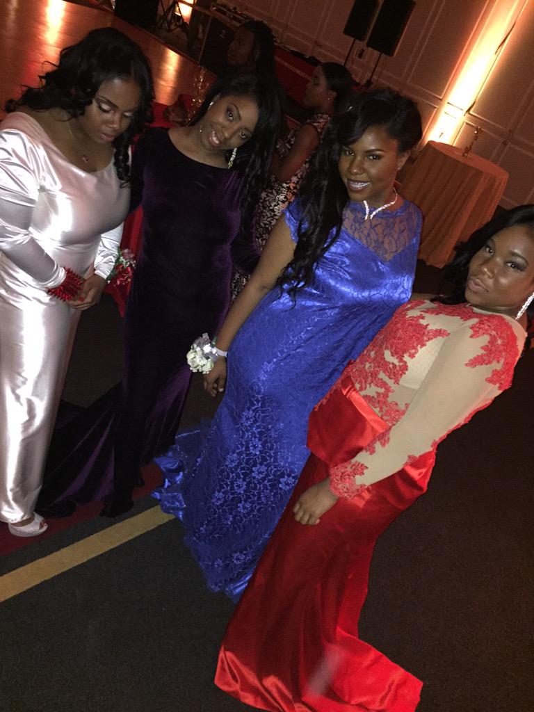 __LovingMyself_'s tweet photo. Prom was πππβ€οΈβ€οΈ #FriendlyProm2k15 http://t.co/7Iz79eZmme