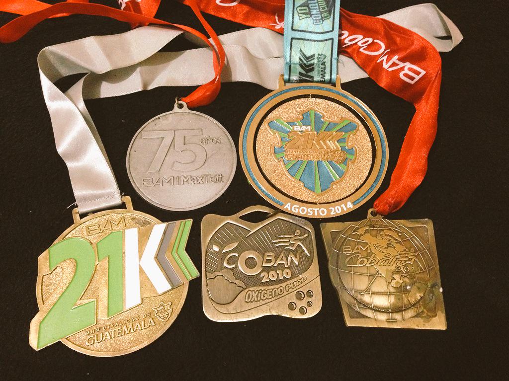 RunningLifeGT's tweet photo. #CorrerMeHaEnsenado Que no sólo son medallas, es un esfuerzo ganado en cada kilómetro. #RunningLife http://t.co/7zZt6AP4xT