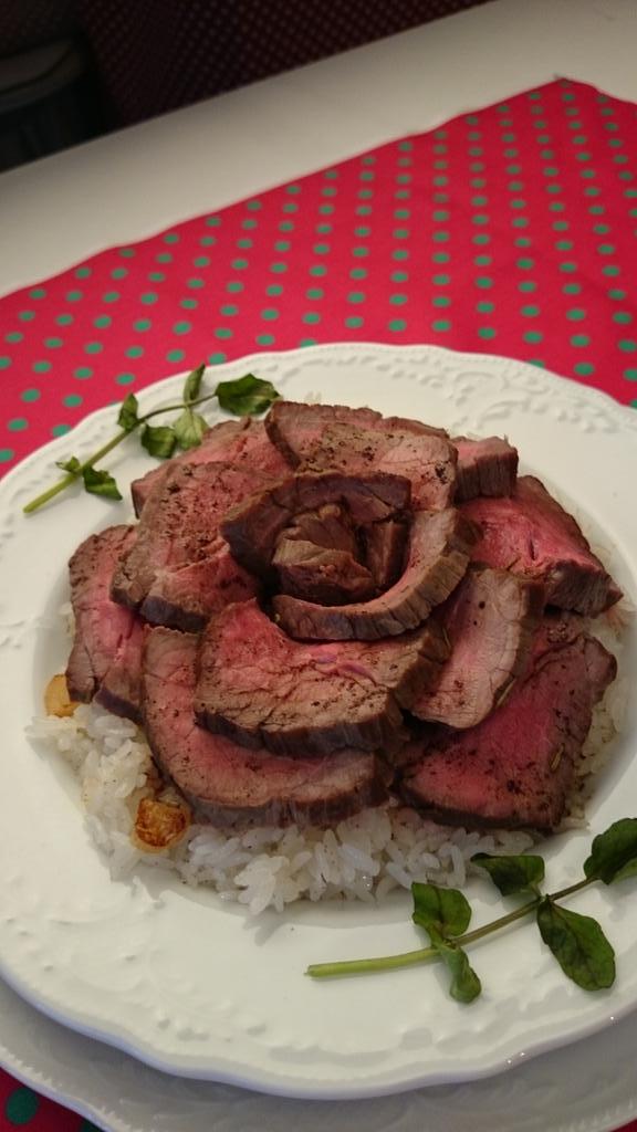 食戟のソーマ 公式 على تويتر 食戟のソーマのレシピ本 校了終わったァァァ 写真はどえらく美味しかった肉魅さんの和牛のロティ丼 その他各キャラのレシピ満載の公式レシピブック 遠月学園勝負の一皿 は6月4日 コミックス13巻と同時発売 Http T Co Acwlqas01d