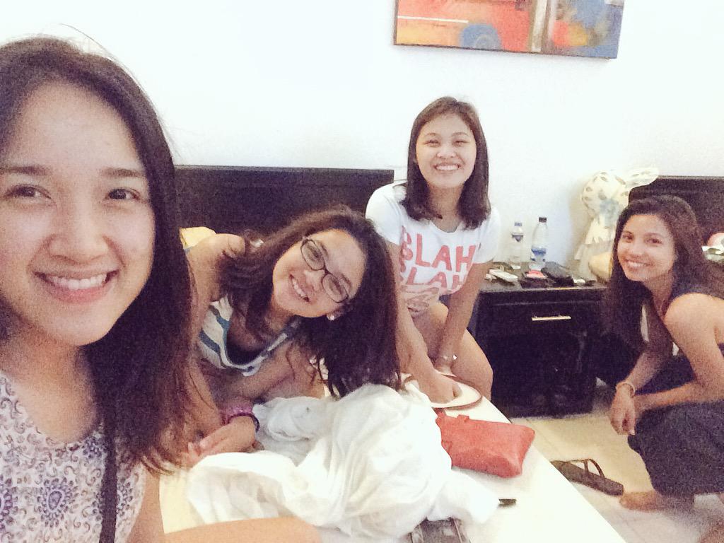 mrsJuliaLautner's tweet photo. Tinalo pa ang live stream ni Pacman haha #Forvermore @imyourqui @hivernating @icaaamyvanwy @evabanez http://t.co/DmvkaaRjaw
