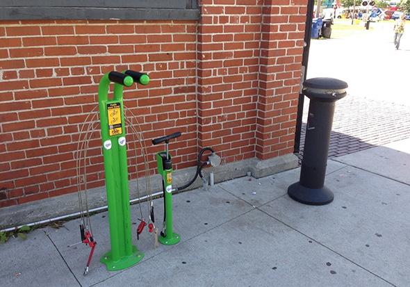 blogTO's tweet photo. .@SteamWhistle's bike repair stations are making Toronto more cycling friendly. #bikeTO http://t.co/qVpELN0m1P http://t.co/Utpb6WJezQ