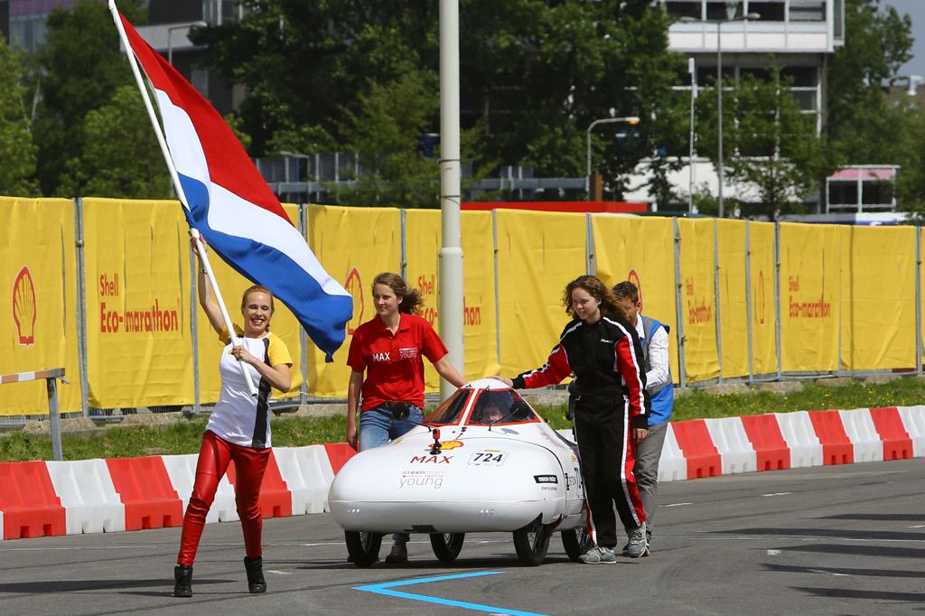 Shell_Nederland's tweet photo. Scholieren @BCenschede schitteren in officiële openingsceremonie #SEM2015, afgevlagt door Shell CEO Ben van Beurden. http://t.co/q5H6xmd5VQ