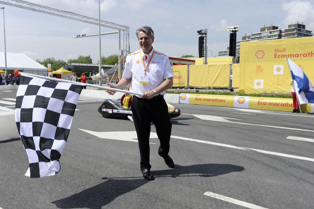 Shell_Nederland's tweet photo. Scholieren @BCenschede schitteren in officiële openingsceremonie #SEM2015, afgevlagt door Shell CEO Ben van Beurden. http://t.co/q5H6xmd5VQ