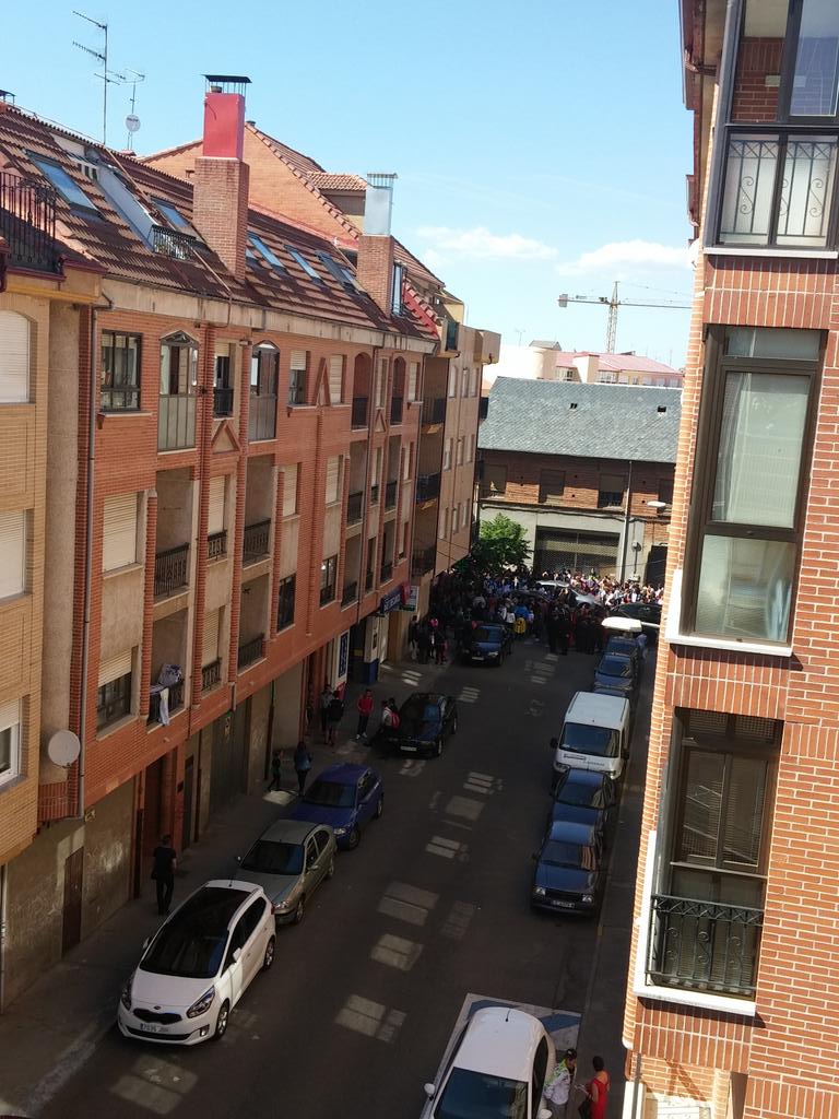 FansClubCastrin's tweet photo. Miles de fans se agolpan a las puertas de casa del TT @Castrin91 esperando una foto o un saludo desde su balcon http://t.co/0wagVcueYo