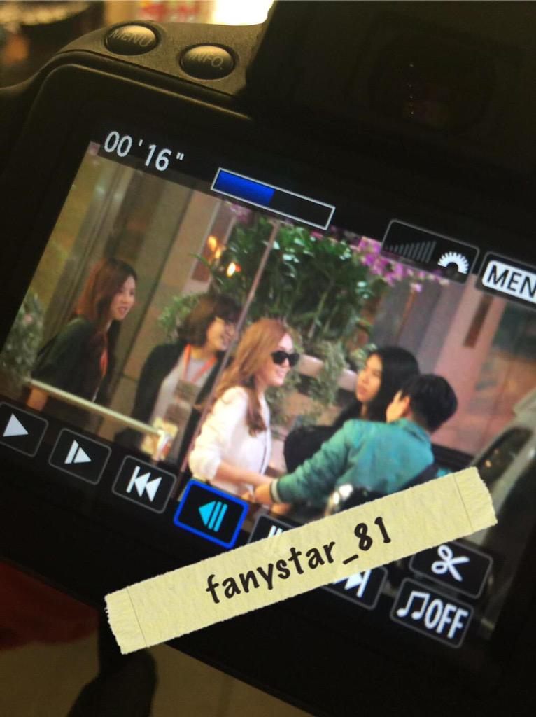 [PIC][22-05-2015]Jessica khởi hành đi Thái Lan để tham dự FanMeeting "JessicaSweetDayinThailand" vào chiều nay CFnqOunUMAEe3Gb